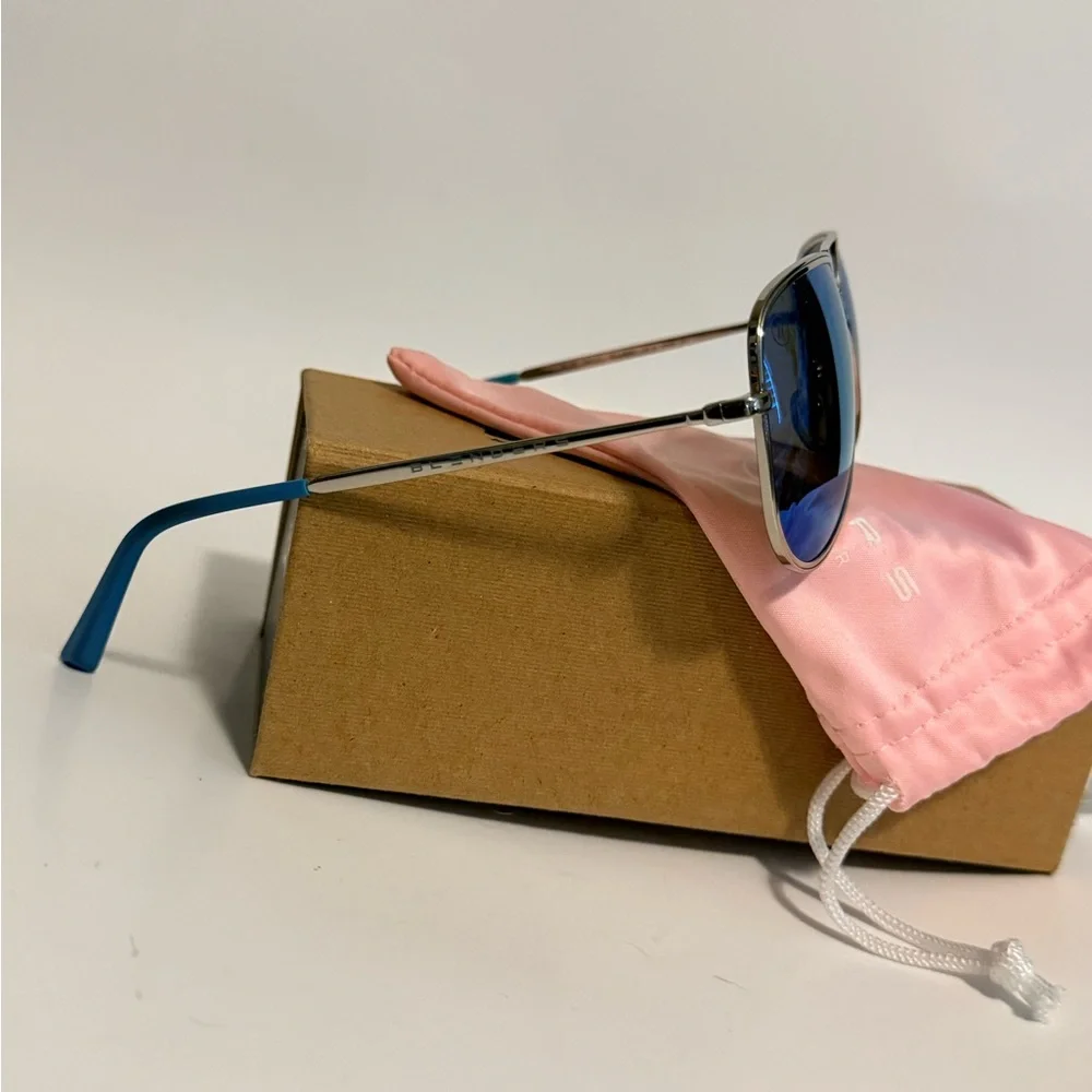 Stylish Silver Aviator Sunglasses - Picture 3 of 4